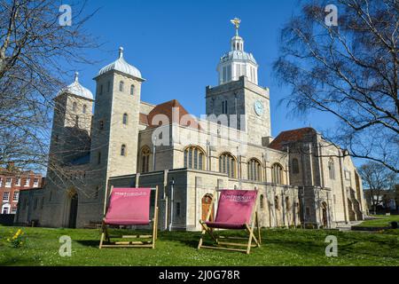 Rosa Liegestühle vor der Kathedrale von Portsmouth. England. Stockfoto