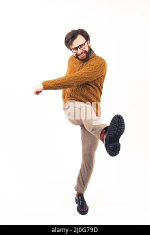 Bärtiger kaukasischer Mann tanzt und lächelt lässig Kleidung voller Schuss isoliert weißen Hintergrund Studioaufnahme . Hochwertige Fotos Stockfoto