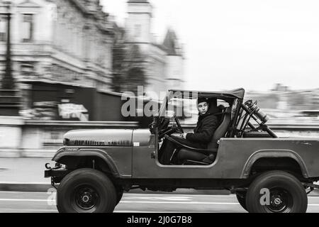 Graustufenaufnahme des alten klassischen grünen Geländewagens in der Stadt, Jeep CJ8. Paris Stockfoto