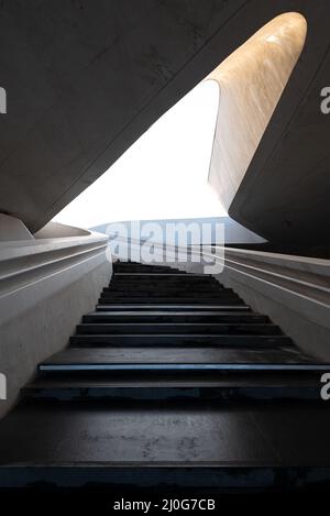 Moderne Architektur und leere Treppe führt zu einem hellen offenen Raum. Stockfoto