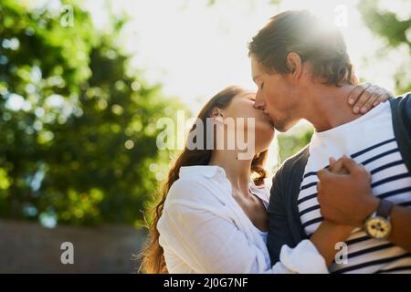 Ihr gebt mir immer noch Schmetterlinge. Aufnahme eines anhänglichen jungen Paares, das sich im Freien festklebte. Stockfoto