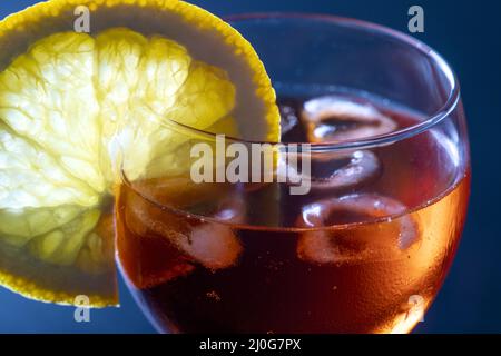 Italienischer Spritzer in einem Glas auf Schwarz Stockfoto