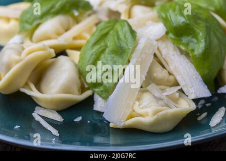 Tortellini mit Parmesan auf einem Teller Stockfoto