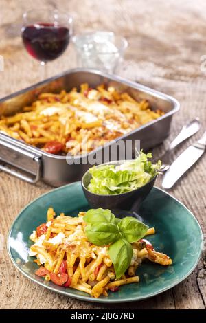 Italienische Makkaroni mit Käse und Basilikum Stockfoto