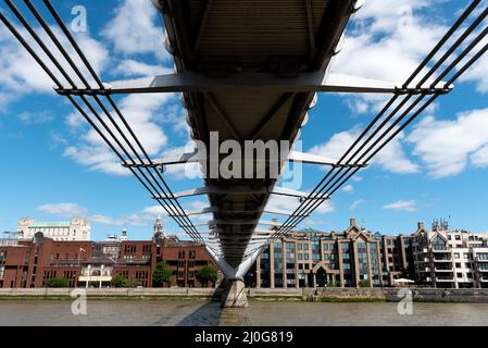 Skyline von London unter der Jahrtausendbrücke im Zentrum London an einem bewölkten Tag Stockfoto