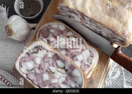 Fleischvorspeise: Schweinebauch gefüllt mit Fleisch und Schmalz. Stockfoto