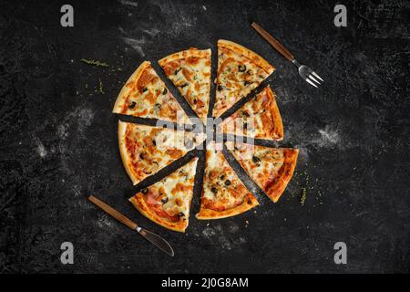 Flache Pizzascheiben mit leckeren Zutaten wie Pilz, Käse und Oliven. Stockfoto