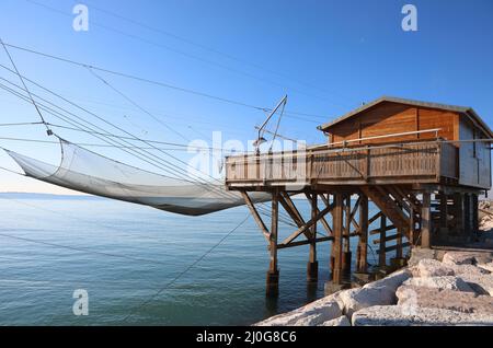 Große Fischerhütte und die riesigen Netze zum Fang von Fischen und Krebstieren im Meer Stockfoto