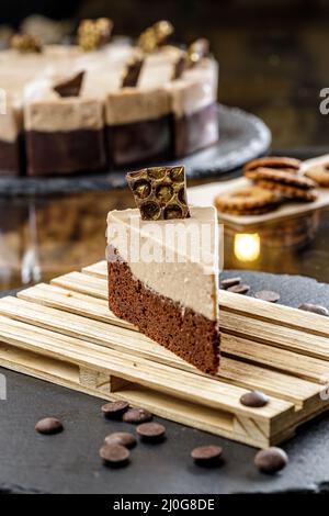 Kastanienkuchen mit Schokoladenmousse. Köstliche Gluten und zuckerfreie Dessert Stockfoto