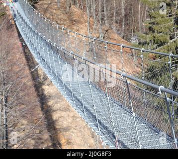 Lange Hängebrücke genannt tibetische Brücke mit robusten Stahlseilen, um die beiden Bergrücken zu verbinden Stockfoto