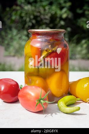 Paprika in einer Dose auf dem Tisch Stockfoto