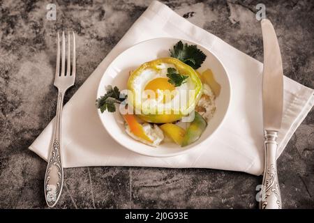 Gebackene Paprika mit Ei in der Paprika Stockfoto