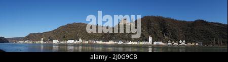 Blick von St. Goar über den Rhein nach St. Goarshausen und Schloss Katz Stockfoto