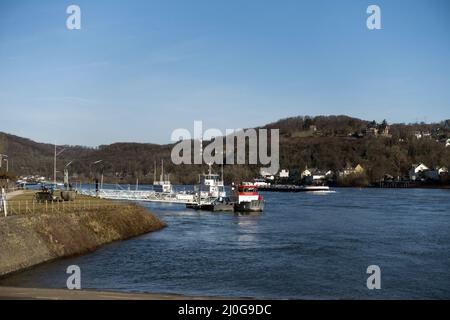 Blick von der Fähranlegestelle Remagen über den Rhein nach Linz, im Hintergrund Schloss Ockenfels Stockfoto