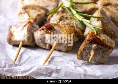 Griechischer Souvlaki auf dunklem Holz Stockfoto