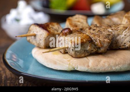 Griechischer Souvlaki auf dunklem Holz Stockfoto