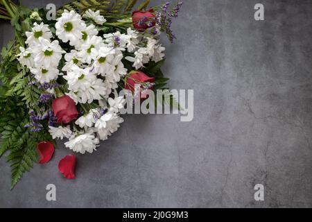 Bouquet von weißen Chrysanthemen mit roten Rosen Stockfoto