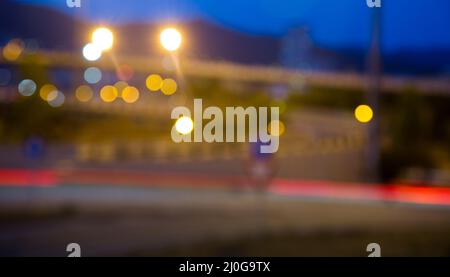 Verschwommener Blick auf den Stadtautobahn in der Dämmerung Stockfoto