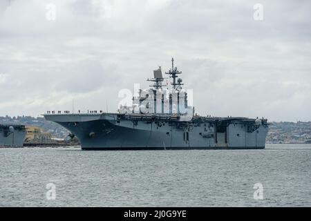 Nuklearer Flugzeugträger verlässt die Bucht von San Diego. USS Midway Stockfoto