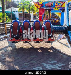 Russland, Sotschi 15.02.2021. Fragment der Attraktion mit leeren Sitzen im Vergnügungspark Stockfoto