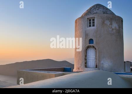 Griechische weiße und blaue minimalistische Architektur bei Sonnenuntergang. Fira Santorini Insel, Griechenland. Stockfoto