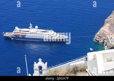 Luxus-Kreuzfahrtschiff für Touristen, der im Hafen von fira festgemacht ist Stadt Santorini Griechische Insel Griechenland in der ägäis Stockfoto