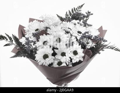 Bouquet von weißen Chrysanthemen mit roten Rosen Stockfoto