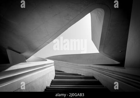 Moderne Architektur und leere Treppe führt zu einem hellen offenen Raum. Stockfoto