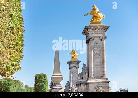 Goldene Statuen auf der Brücke von Alexandre III Stockfoto