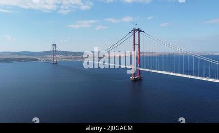 (220319) -- INSTANBUL, 19. März 2022 (Xinhua) -- Luftfoto vom 3. Oktober 2021 zeigt die Baustelle der Canakkale-Brücke 1915 in Canakkale, Türkei. Die Canakkale-Brücke 1915 in der Türkei, die längste Hängebrücke im Mittelspannbereich, die die Dardanelles-Straße überspannt und Europa und Asien am westlichen Ende des Marmarameers verbindet, wurde am Freitag in der nordwestlichen Provinz Canakkale in der Türkei eingeweiht. Die chinesische Sichuan Road and Bridge Construction Group nahm ebenfalls am Bau der Brücke Teil, nachdem sie das Angebot für das Stahlkastenhubprojekt gewonnen hatte. (Xia Zhenhan/Sichuan Road und Brid Stockfoto