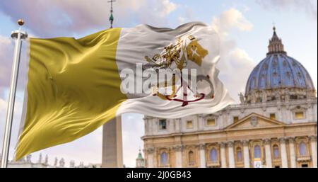 Die Flagge des Vatikanstaates flattert im Wind mit der Petersbasilika Stockfoto