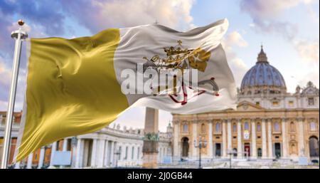 Die Flagge des Vatikanstaates flattert im Wind mit der Petersbasilika Stockfoto
