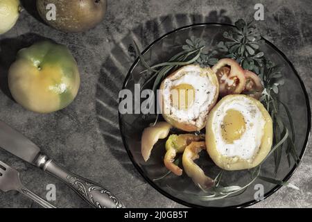 Gebackene Paprika mit Ei in der Paprika Stockfoto