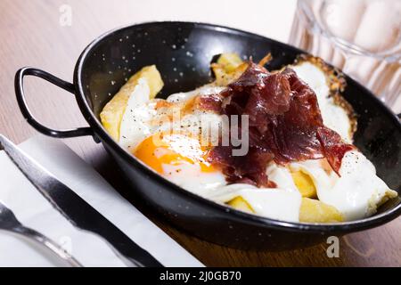 Spiegeleier mit Jabugo-Schinken Stockfoto