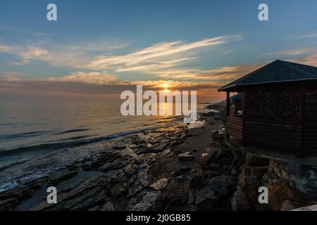 Schöne Morgendämmerung über dem Kaspischen Meer in Dagestan, Russland Stockfoto