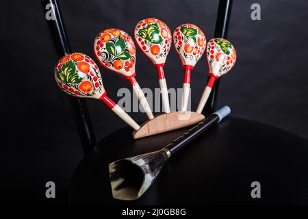 Russische Volksmusikinstrumente. Löffel und Rohre Stockfoto