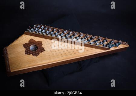 Russische Volksmusikinstrumente. Gusli isoliert auf schwarzem Hintergrund Stockfoto