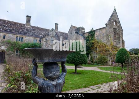 Das teilweise zerstörte Nymans House, ein neugotisches Herrenhaus, das 1948 durch einen Brand in West Sussex, Großbritannien, beschädigt wurde, ist heute ein National Trust-Anwesen Stockfoto