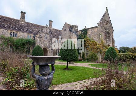 Das teilweise zerstörte Nymans House, ein neugotisches Herrenhaus, das 1948 durch einen Brand in West Sussex, Großbritannien, beschädigt wurde, ist heute ein National Trust-Anwesen Stockfoto