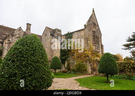 Das teilweise zerstörte Nymans House, ein neugotisches Herrenhaus, das 1948 durch einen Brand in West Sussex, Großbritannien, beschädigt wurde, ist heute ein National Trust-Anwesen Stockfoto