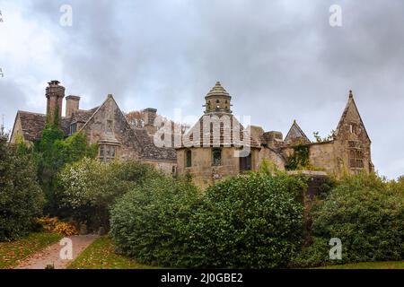 Das teilweise zerstörte Nymans House, ein neugotisches Herrenhaus, das 1948 durch einen Brand in West Sussex, Großbritannien, beschädigt wurde Stockfoto