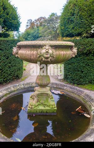 Brunnen und Pool im Walled Garden, Nymans, West Sussex, Großbritannien, einem National Trust-Anwesen Stockfoto