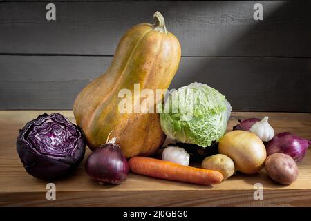Gemüse auf einem Holzregal im Keller Stockfoto
