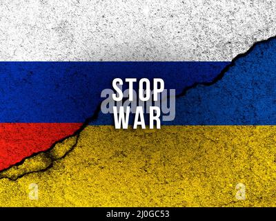 Beenden Sie den Kriegstext. Russische und ukrainische Flaggen auf rissiger Betonwand gemalt. Krise, russische Invasion Konzeptfoto Stockfoto