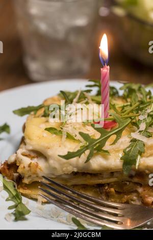 Italienische Lasagne auf blauem Teller Stockfoto