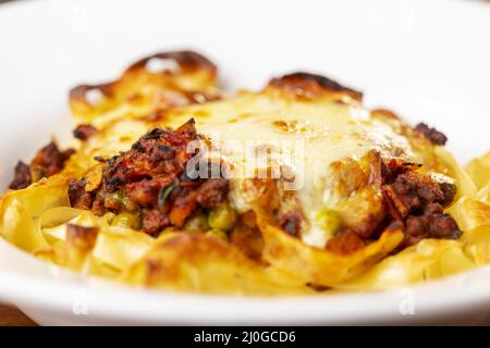 Tagliatelle mit Käse auf dem Teller gebacken Stockfoto