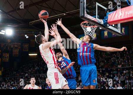 Barcelona, Spanien. 18. März 2022. Ognjen Dobric von Crvena Zvezda im Kampf gegen Dante Exum und Nico Laprovittola vom FC Barcelona während des EuroLeague-Basketballspiels der Turkish Airlines zwischen dem FC Barcelona und Crvena Zvezda mts Belgrad am 18. März 2022 im Palau Blaugrana in Barcelona, Spanien - Foto: Javier Borrego/DPPI/LiveMedia Quelle: Independent Photo Agency/Alamy Live News Stockfoto