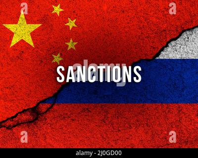 China sanktioniert gegen Russland. Land Flaggen zusammen gemalt auf rissige Betonwand Hintergrund mit dem Text Stockfoto
