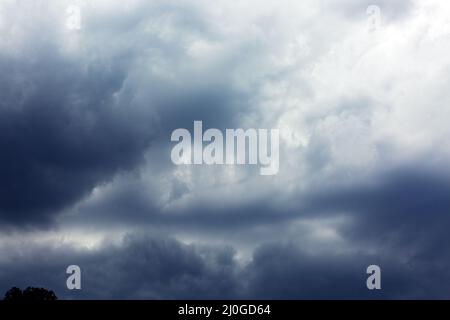 Dunkle ominösen graue Gewitterwolken. Dramatischer Himmel. Stockfoto