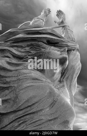 Statue mit ausgestreckten Armen Stockfoto